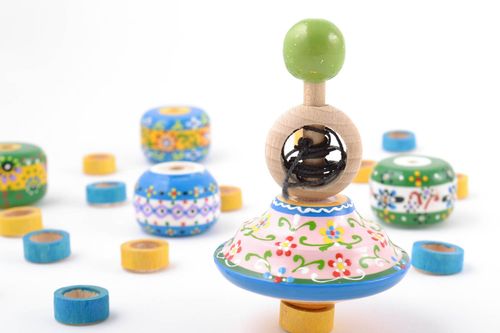 Künstlerisches Spielzeug Kreisel aus Holz mit Öko Farben bemalt handmade - MADEheart.com
