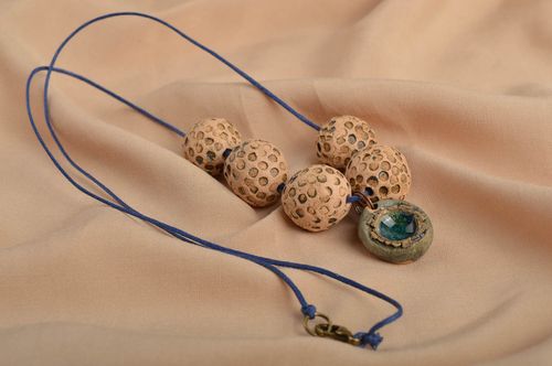 Керамическое украшение кулон ручной работы глиняная подвеска на шею с буиснами - MADEheart.com