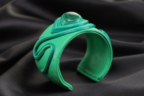 Originelles breites schönes grünes Armband aus Leder handmade mit Malachit handmade - MADEheart.com