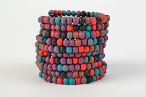 Bracelet de perles en bois large spiral multicolore foncé original fait main  - MADEheart.com