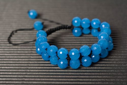 Bracelet avec perles en acrylique large bleu fait main en cordon noir macramé  - MADEheart.com