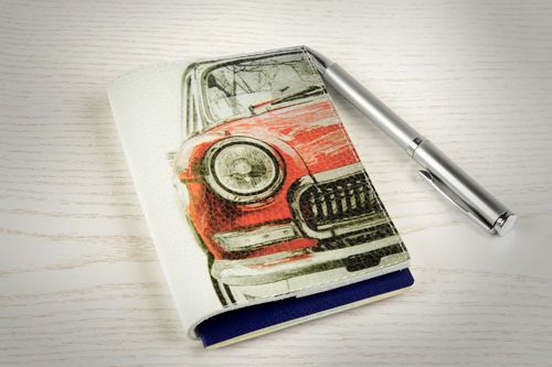CFunda de cuero artesanal regalo original estuche para pasaporte coche antiguo - MADEheart.com