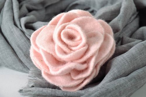 Grande broche fleur en laine faite main - MADEheart.com