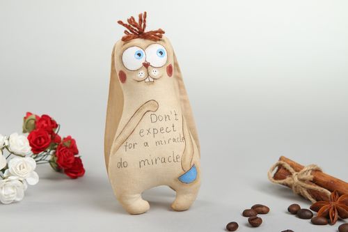 Juguete hecho a mano con olor a café muñeco de tela regalo original para amiga - MADEheart.com