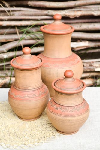 Set of 3 ceramic 100 oz, 60 oz, and 30 oz pitchers without handles with lids in terracotta color 4,5 lb - MADEheart.com