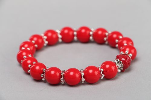 Bracelet en perles plastiques fait main rouge bijou original pour femme - MADEheart.com