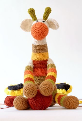 Giocattolo a maglia fatto a mano pupazzo morbido giraffa piccola a uncinetto - MADEheart.com