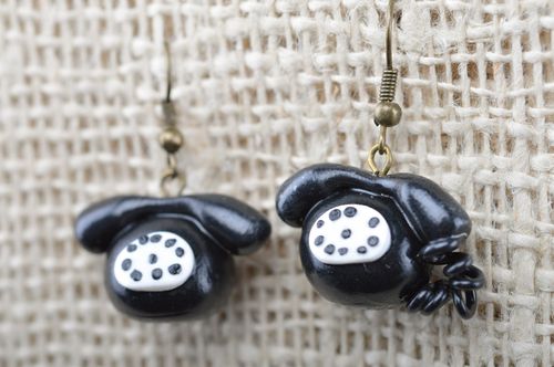 Boucles doreilles pendantes en pâte polymère noires faites main téléphones - MADEheart.com