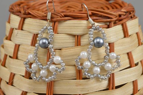 Boucles doreilles en perles de rocaille faites main longues grandes blanc gris - MADEheart.com
