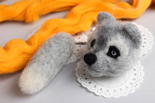Jouet loup en laine feutrée Peluche faite main grise Décoration dintérieur - MADEheart.com
