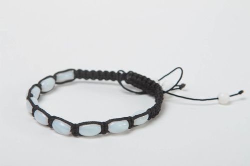 Bracelet tressé fait main Bijoux artisanaux noir et blanc Accessoire femme - MADEheart.com