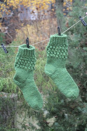 Chaussettes tricotées main en laine naturelle - MADEheart.com