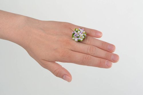 Красивое кольцо из холодного фарфора с маленькими цветами ручной лепки сиреневое - MADEheart.com
