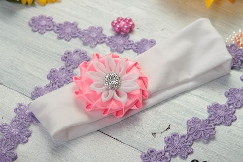 Handmade Haarband mit Blume Mädchen Haarschmuck Accessoire für Haare weiß - MADEheart.com
