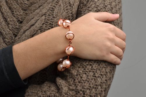 Bracelet de fil métallique et perles de verre roses - MADEheart.com