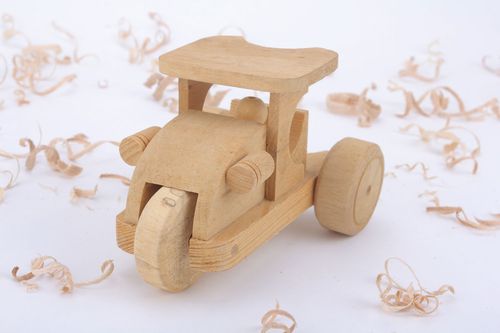 Maquette de tracteur en bois faite main - MADEheart.com