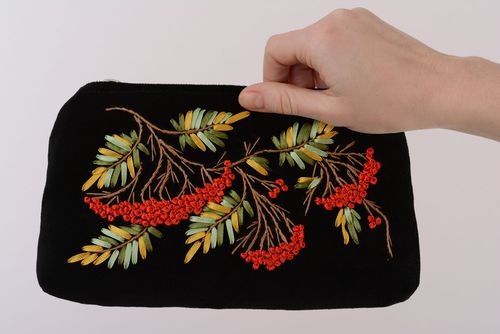 Porta-cosméticos com bordados costurada à mão preto Viburno - MADEheart.com