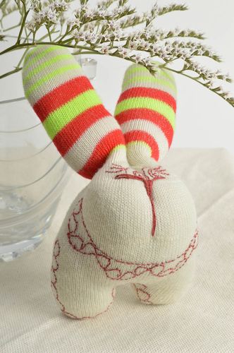 Peluche lièvre en tricot faite main brodée originale décorative pour enfant - MADEheart.com