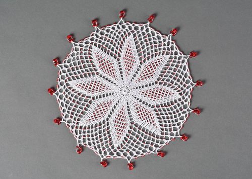 Napperon rond fait main Textile de table au crochet blanc-rouge Déco maison - MADEheart.com