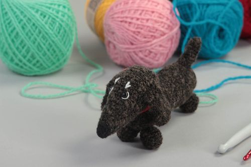 Peluche chien fait main Jouet enfant Cadeau original foncé insolite tricoté - MADEheart.com