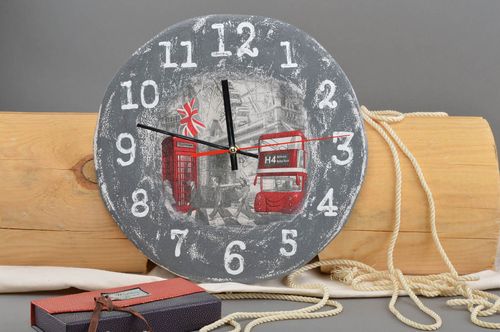 Horloge faite main en panneau de fibres ronde décoration serviettage Londres - MADEheart.com