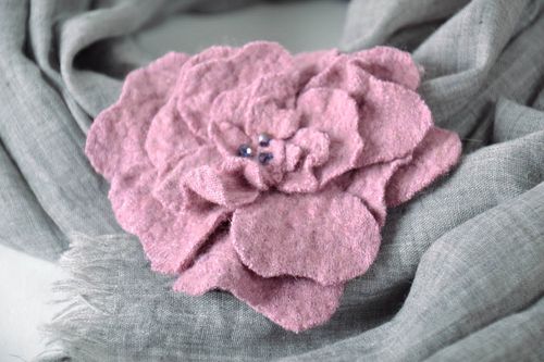 Grande broche fleur en laine de couleur lilas - MADEheart.com