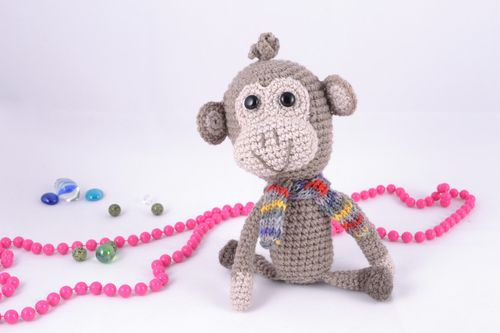 Petit jouet mou tricoté Singe gris avec écharpe multicolore fait à la main - MADEheart.com