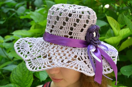 Chapeau dété femme ajouré tricoté coton avec fleur violette fait main - MADEheart.com