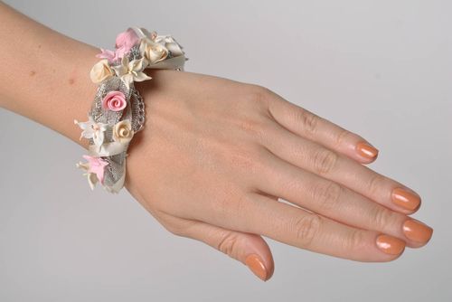 Schönes originelles Polymer Ton Armband mit Blumen und Bändern Handarbeit - MADEheart.com