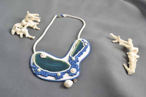 Künstlerisches Damen Leder Collier mit Achat und Perlen in Blau und Weiß handmade - MADEheart.com