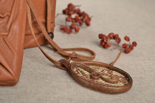 Pendentif en cuir Bijoux fait main brun original Accessoire femme design - MADEheart.com
