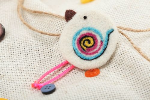 Broche artesanal en técnica de fieltro seco pajarito multicolor para niña - MADEheart.com