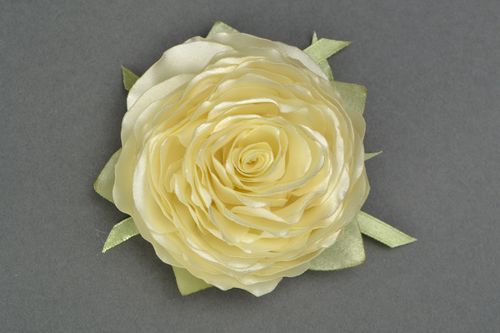 Заколка-брошь из атласных лент в виде белой розы - MADEheart.com