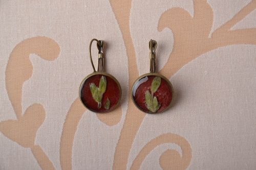 Round earrings with natural flowers and epoxy resin - MADEheart.com