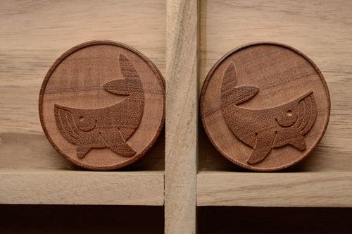 Piercing plugs faits main originaux en bois de sapelli accessoires avec gravure - MADEheart.com