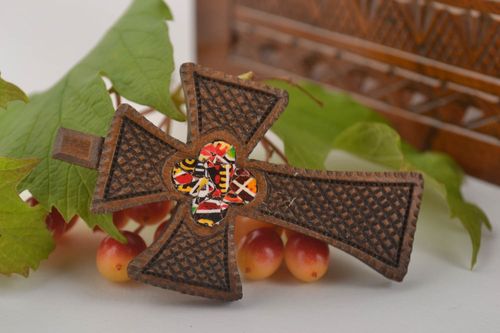 Croix pectorale faite main Pendentif en bois de poirier incrusté Objet religieux - MADEheart.com
