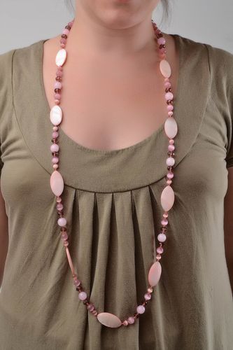 Long collier rose en pierre naturelle et verre tchèque fait main original - MADEheart.com