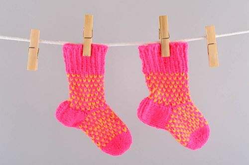Calcetines tejidos rosados hechos a mano accesorios de mujer regalo original - MADEheart.com