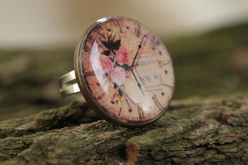 Круглый перстень из стекловидной глазури и металла в виде часов ручной работы - MADEheart.com