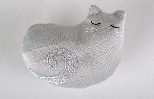 Spilla gatto dormiente fatta a mano spilla piccola decorazione vestiti - MADEheart.com