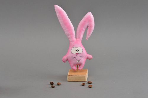 Figurine lapin rose en lin avec support en bois faite main décorative originale - MADEheart.com