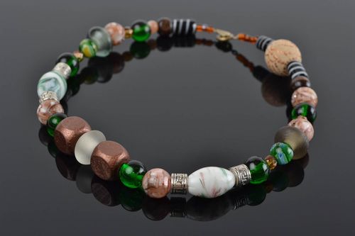 Collier fait main en perles de verre de bois et métalliques accessoire original - MADEheart.com