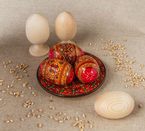 Wooden painted eggs on the plate - MADEheart.com
