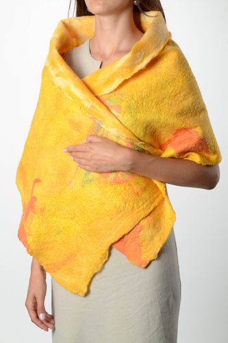 Grand Châle fait main en laine feutrée jaune original Vêtement pour femme - MADEheart.com