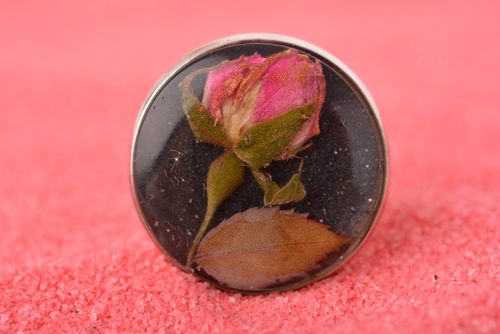 Bague fleur sur fond noir Bijou fait main ronde originale Accessoire femme - MADEheart.com