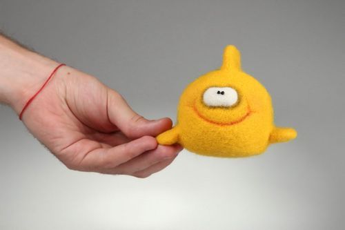 Poupée jouet en laine Poisson jaune - MADEheart.com