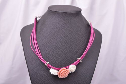 Collar artesanal rosado con tres rosas bisutería fina accesorio femenino - MADEheart.com