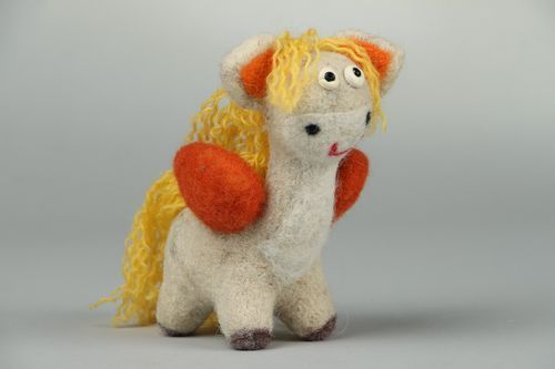 Pégase jouet en tissu laine fait main - MADEheart.com