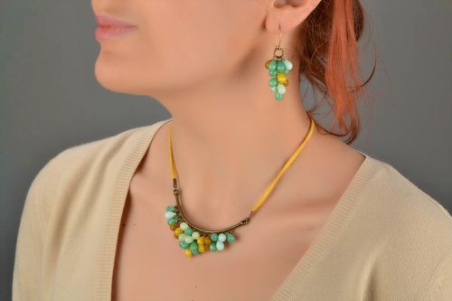 Collier en perles de verre lacet en daim accessoire beau fait main pour femme - MADEheart.com