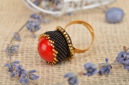 Кольцо из бисера и камня круглое красное с черным нарядное ручной работы - MADEheart.com